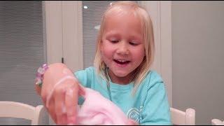 CUTEST 3 YEAR OLD MAKES SLIME!! ALONE!! ????