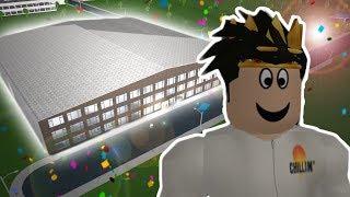 I BUILT THE BIGGEST BLOXBURG HOUSE EVER!!! It's scary...