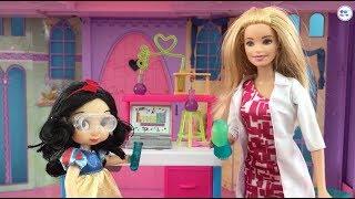 Barbie Princess School! Disney Princesses learn how to make Slime in Science Class!